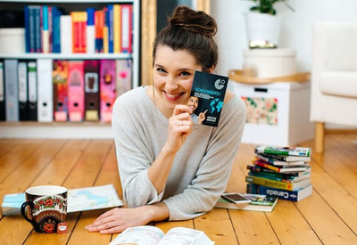 Foto: Eine junge Lehrerin h&auml;lt den Schulw&auml;rts!-Flyer in die Kamera.