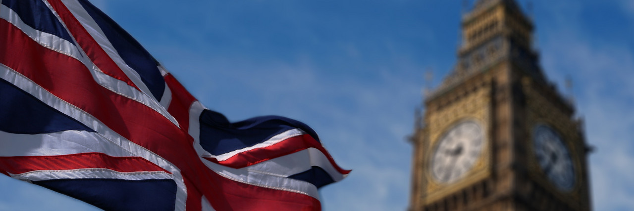 Foto: Die britische Flagge vor dem Big Ben Turm.