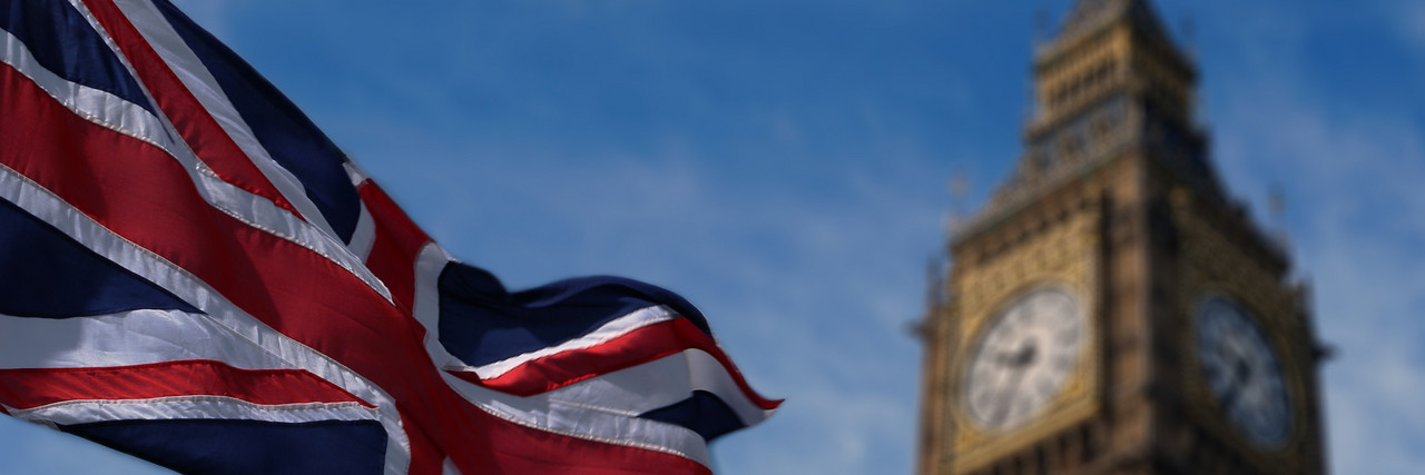 Foto: Die britische Flagge vor dem Big Ben Turm.