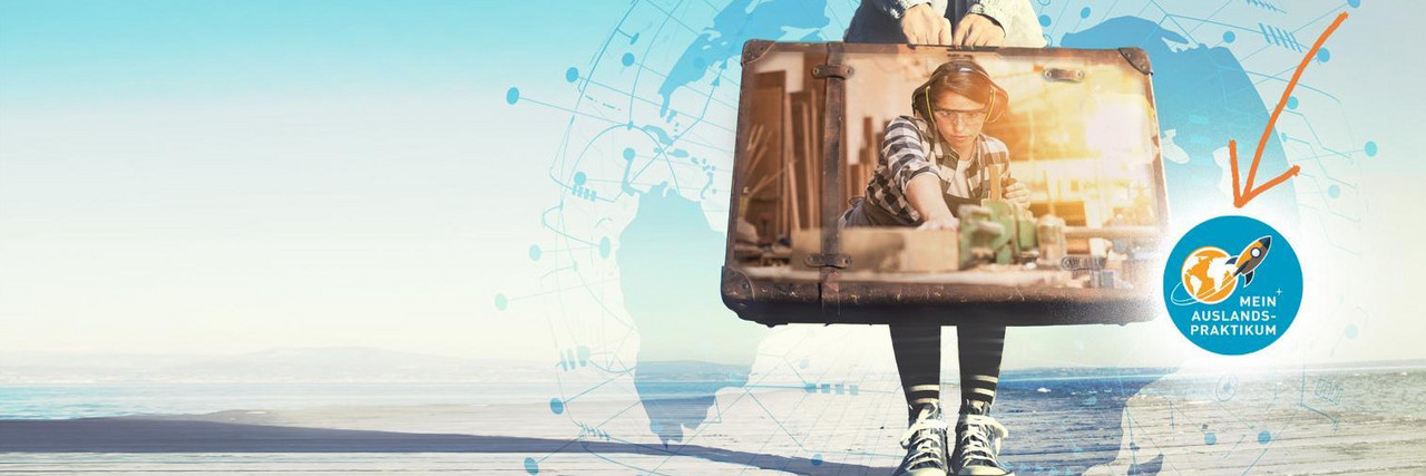 Graphik: eine junge Frau h&auml;lt einen alten Koffer. Auf dem Koffer ist eine Schreinerin in Ausbildung zu sehen. Eine Weltkarte liegt &uuml;ber dem Bild. Ein Pfeil zeigt auf das Logo "MeinAuslandspraktikum".