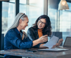 Foto: zwei Ausbilderinnen oder Lehrerinnen besprechen ein neues Konzept oder eine Strategie.