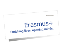 Graphik: Der Schriftzug "Erasmus+. Enriching lives, opening minds." in blauer Schrift auf einer wei&szlig;en Notiz mit Tackernadel.