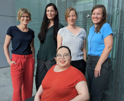 Foto: Gruppenfoto des Teams. Von links nach rechts: Corinna Porsche, Helena Montagnese, Stefanie Ohrem, Theresa Mayerh&ouml;ffer. vorne: Jule Schwenzow.
