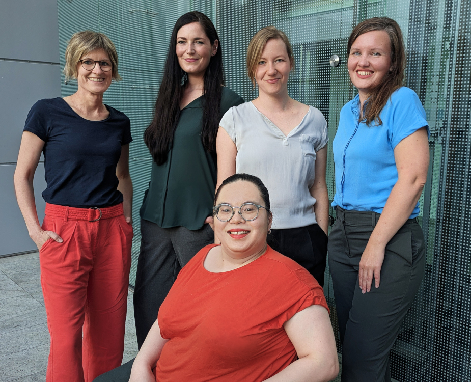 Foto: Gruppenfoto des Teams. Von links nach rechts: Corinna Porsche, Helena Montagnese, Stefanie Ohrem, Theresa Mayerh&ouml;ffer. vorne: Jule Schwenzow.