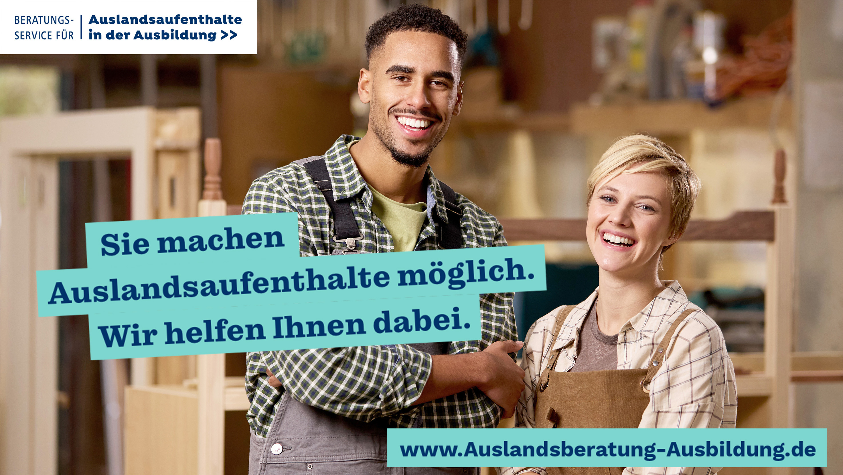 Foto: zwei Personen stehen in einer Schreinerei, die Arme verschr&auml;nkt und l&auml;cheln in die Kamera, Schriftzug: Sie machen Auslandsaufenthalte m&ouml;glich. Wir helfen Ihnen dabei.